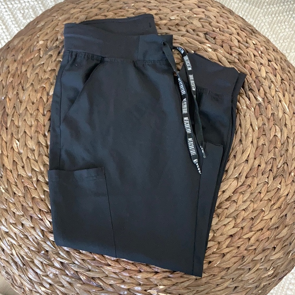 Med Couture 6-Pocket Scrub Jogger